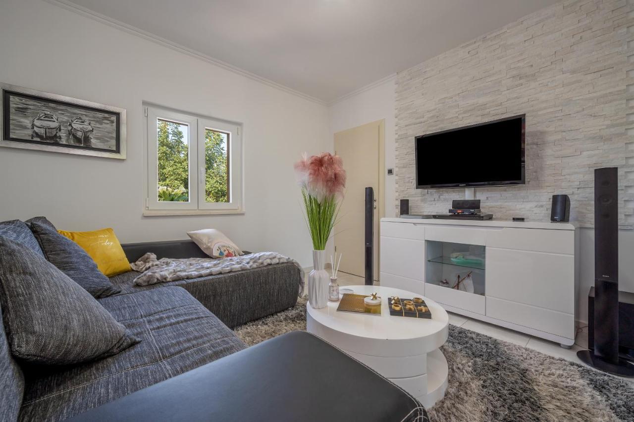 Uniquely Designed Villa Ivana With Outdoor Jacuzzi Nearby The Pebble Banje Beach At The Island Of Solta Rogač 외부 사진